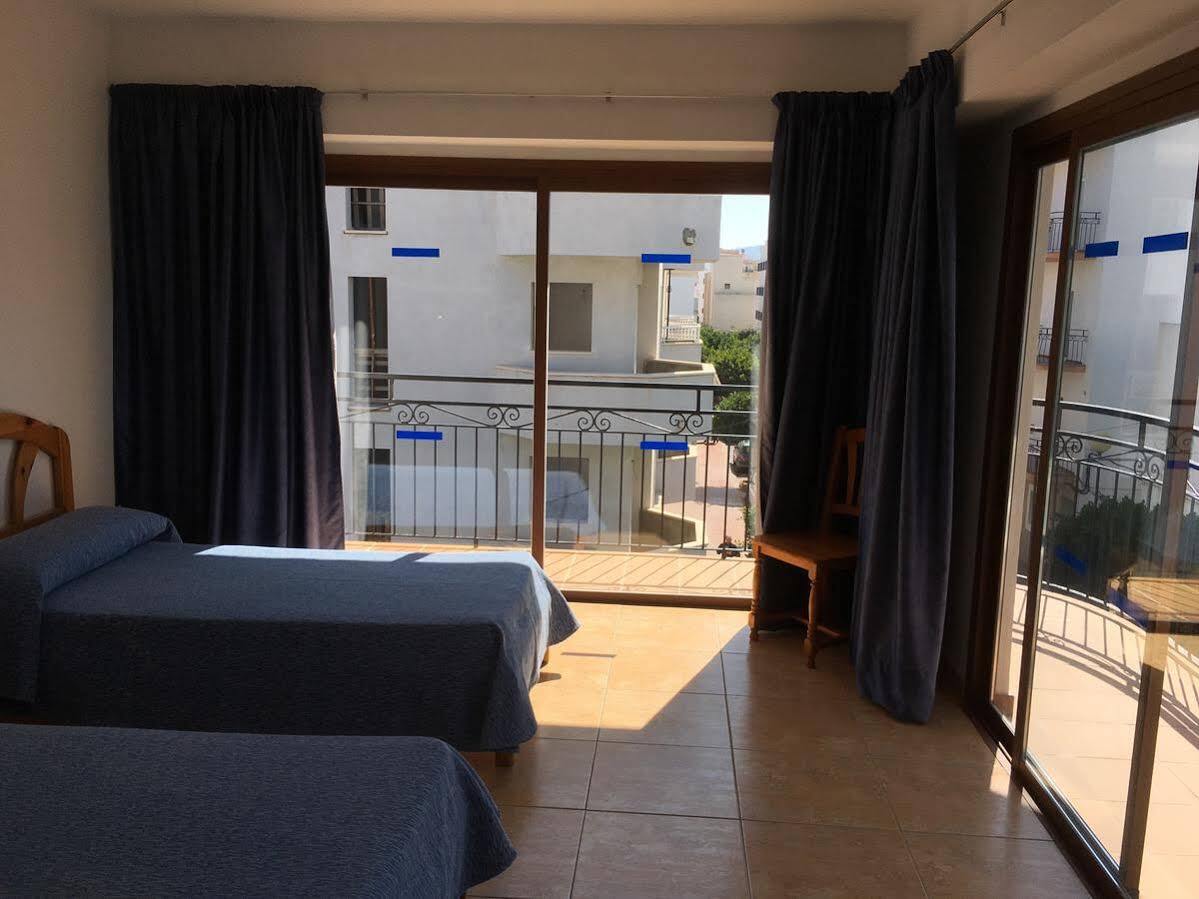 Hostal Residencia Nicolau Sant Antoni de Portmany Exterior foto